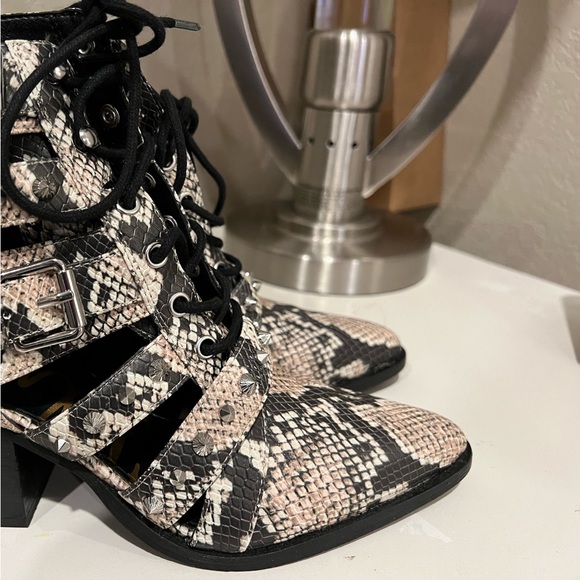 Beautiful ankle boots. Zebra color and leather - Picture 2 of 9